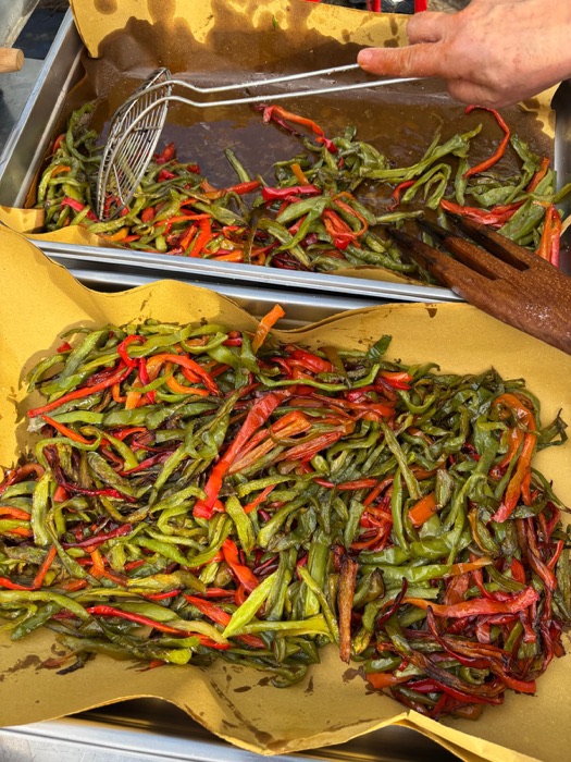 Preparazione dei peperoni allo stand della Festa di fine estate